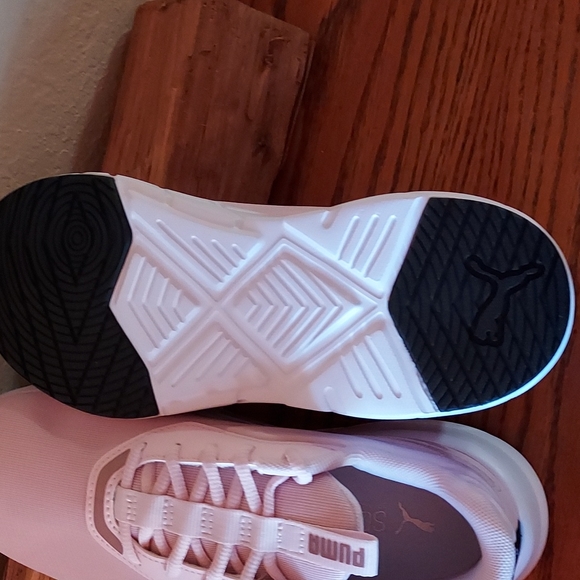 NWT and box women's PUMA soft foam sneakers...size 8 - Picture 4 of 5
